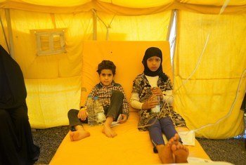 由于缺乏资源，两名并非亲戚的儿童，一个8岁，一个10岁在也门萨那的一个霍乱治疗中心共用一张床。